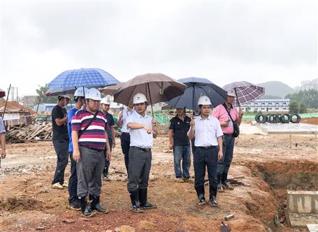 周善学到鹿寨第五中学项目开展清静质量大检查