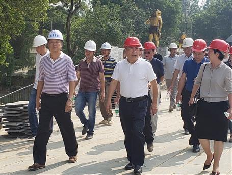 焦耀光到白莲洞昔人类遗址博物馆建设项目考察?