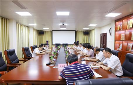 李静丹出席冶建公司向导职员聚会