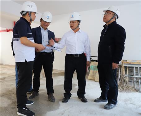 覃振华到冶建第三生涯区职工宿舍楼项目调研