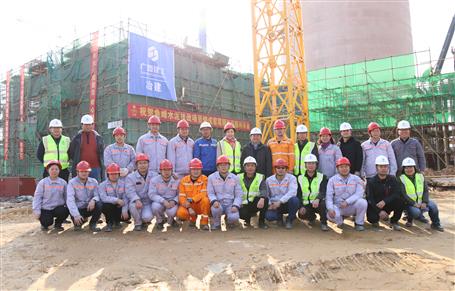 鱼峰水泥技改项目烧成窑尾钢结构顺遂吊装