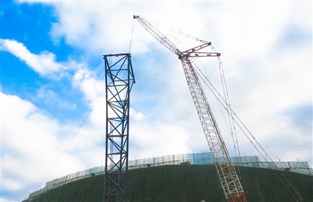 靖西市乒乓主题体育公园项目钢结构首榀桁架柱顺遂吊装