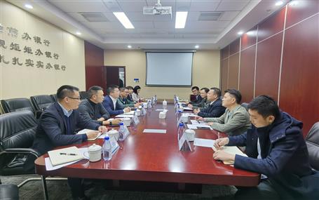 覃振华与中国民生银行柳州分行行上举行事情谈判