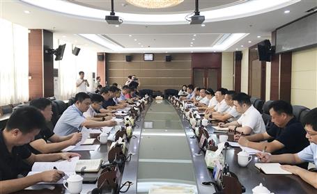 罗涛与鹿寨县委书记王轶举行事情谈判