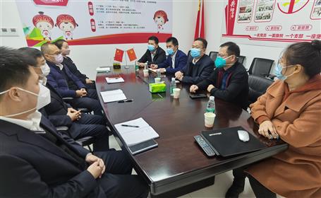 覃振华与中信银行南宁星光支行行长朱宏业举行事情谈判